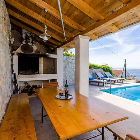 Art Gallery - Six Bedroom With Terrace And Swimming Pool 믈리니