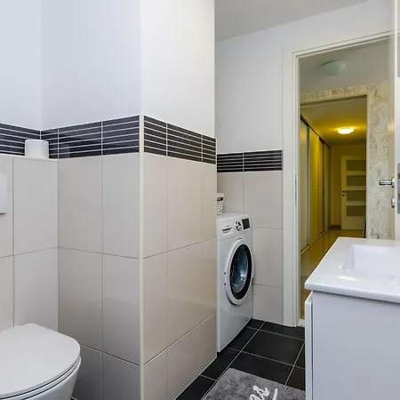 Vila Six Bedroom With Terrace And Swimming Pool