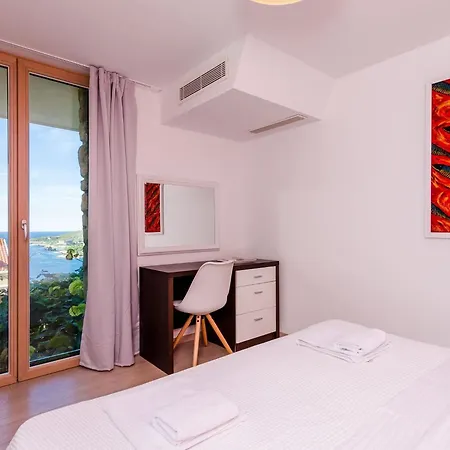 Six Bedroom With Terrace And Swimming Pool Vila *