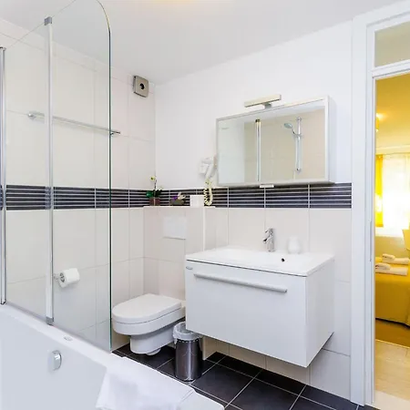 Vila Six Bedroom With Terrace And Swimming Pool *