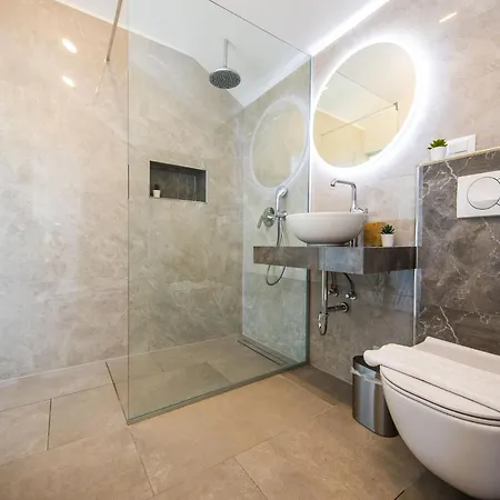 Vila Six Bedroom With Terrace And Swimming Pool