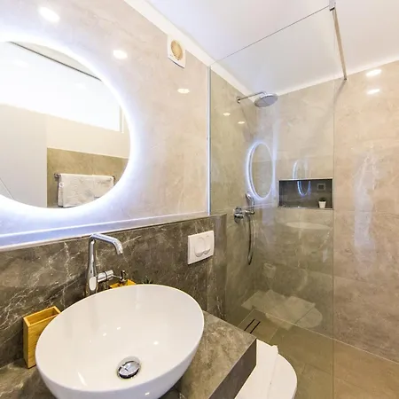 Six Bedroom With Terrace And Swimming Pool Vila