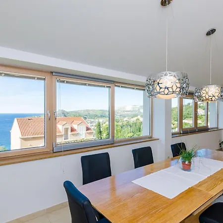 Six Bedroom With Terrace And Swimming Pool Vila *