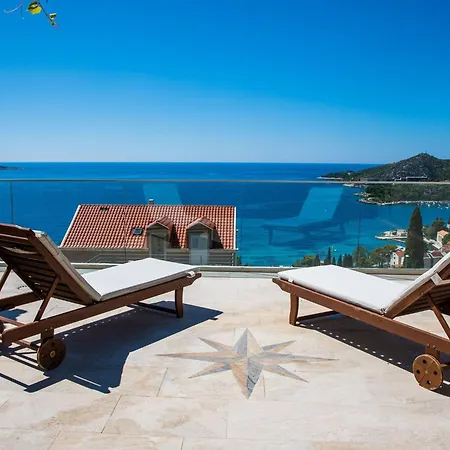 Vila Six Bedroom With Terrace And Swimming Pool *