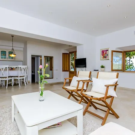 Six Bedroom With Terrace And Swimming Pool *