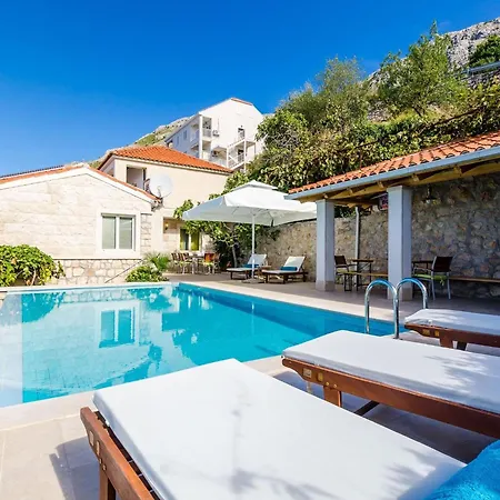 Vila Six Bedroom With Terrace And Swimming Pool