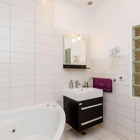 Six Bedroom With Terrace And Swimming Pool Vila *