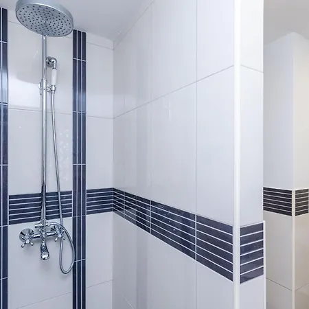Vila Six Bedroom With Terrace And Swimming Pool *