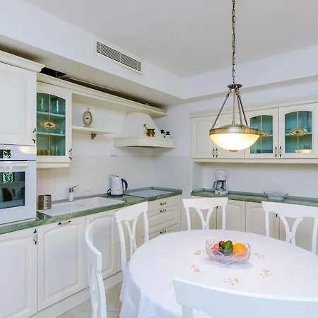Six Bedroom With Terrace And Swimming Pool *