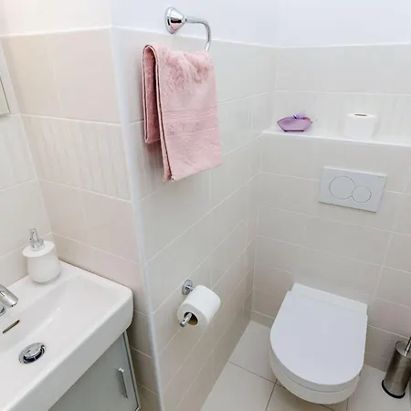 Vila Six Bedroom With Terrace And Swimming Pool