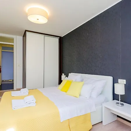 Six Bedroom With Terrace And Swimming Pool Vila *