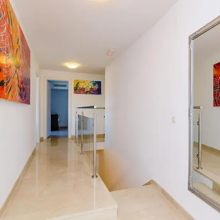 Vila Six Bedroom With Terrace And Swimming Pool Mlini