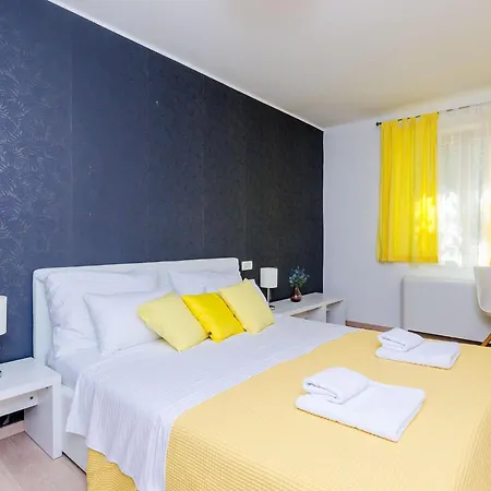 Six Bedroom With Terrace And Swimming Pool *