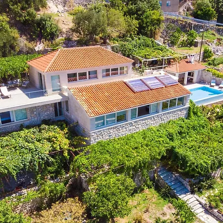 Six Bedroom With Terrace And Swimming Pool Vila *